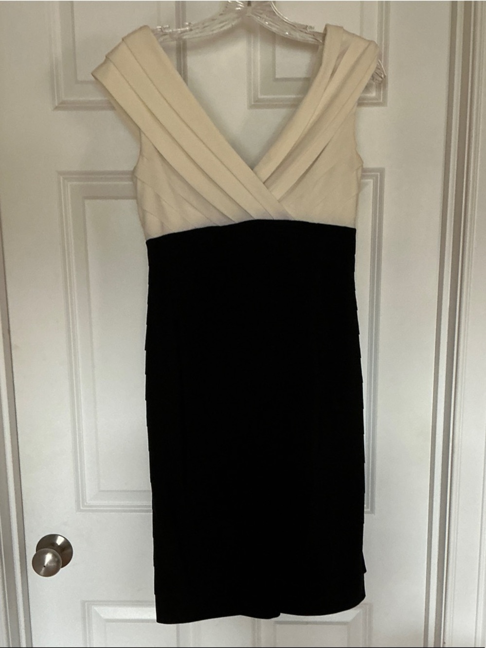 Jones New York Cream and Black V-Neck Midi Sheath Dress